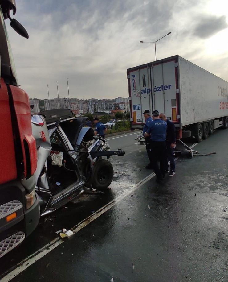 rizeden-trabzon-istikametinde-trabzonun-yomra-ilcesinde-meydana-gelen-trafik-kazasinda-iki-tir-arasina-sikisan-arac-hurdaya-dondu-3-yarali-2.jpg