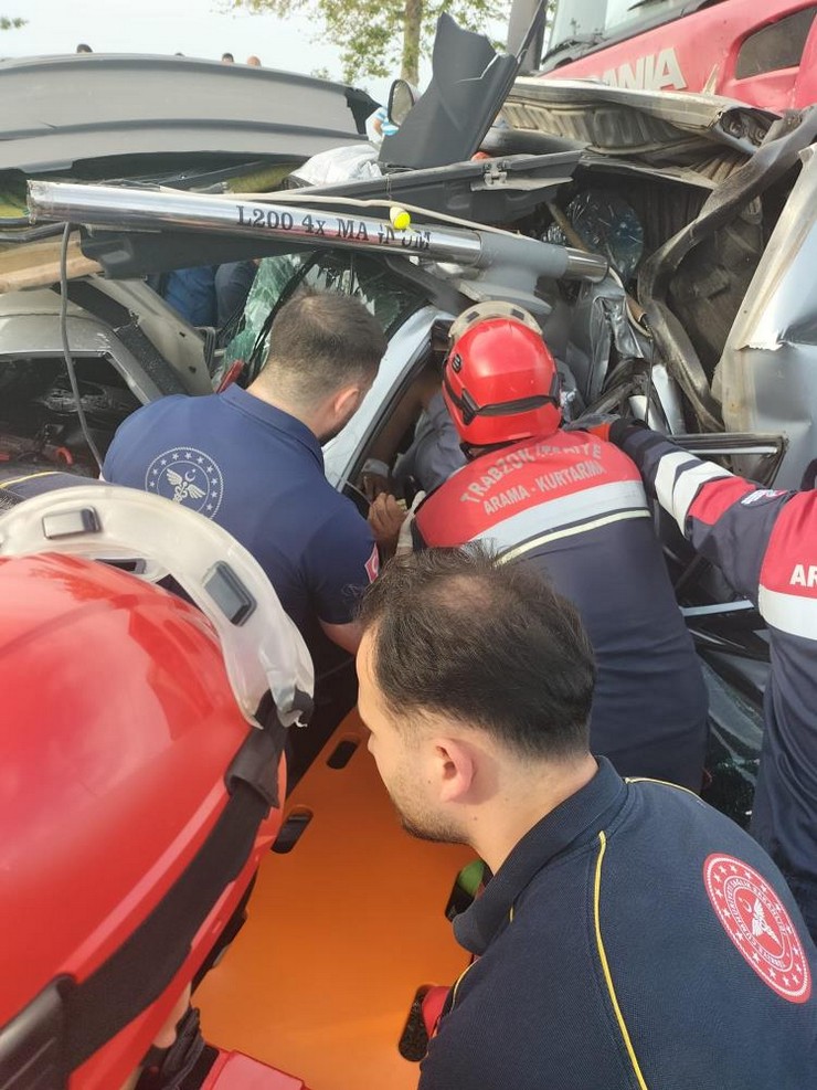rizeden-trabzon-istikametinde-trabzonun-yomra-ilcesinde-meydana-gelen-trafik-kazasinda-iki-tir-arasina-sikisan-arac-hurdaya-dondu-3-yarali-4.jpg