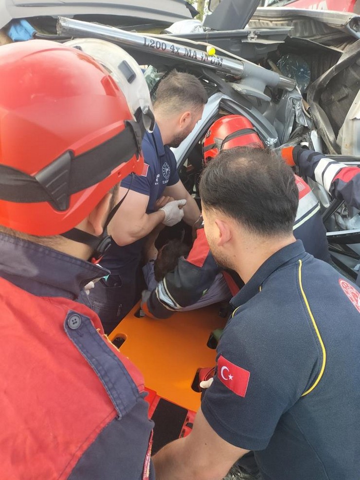 rizeden-trabzon-istikametinde-trabzonun-yomra-ilcesinde-meydana-gelen-trafik-kazasinda-iki-tir-arasina-sikisan-arac-hurdaya-dondu-3-yarali-5.jpg