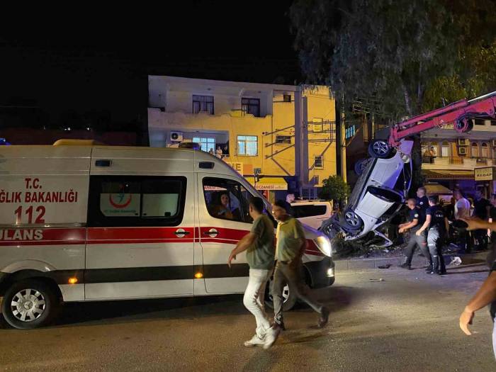 Adana’da Kontrolden Çıkan Otomobil Refüjde Asılı Kaldı: 5 Yaralı