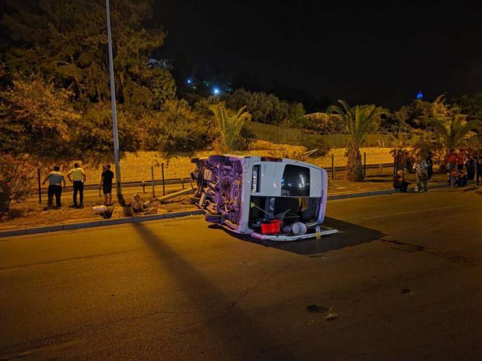 Alanya’da Aydınlatma Direğine Çarpan Minibüs Devrildi