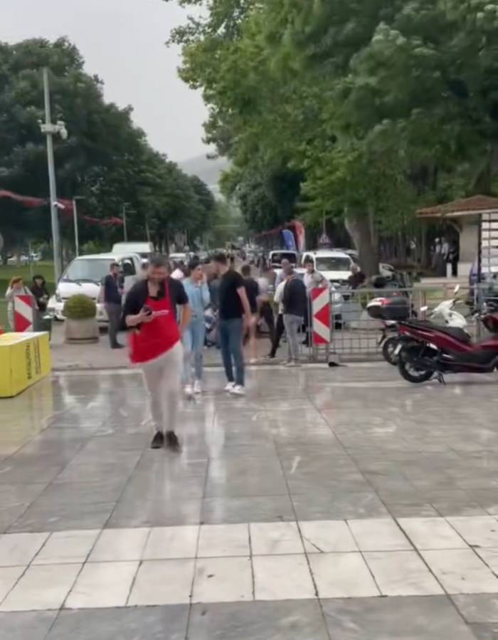 Bursa’da Fırtına Reklam Panosunu Uçurdu: Bir Kişi Yaralandı