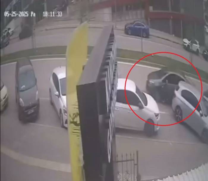 El Freni Çekilmeyi Unutulan Araç Kazaya Böyle Karıştı