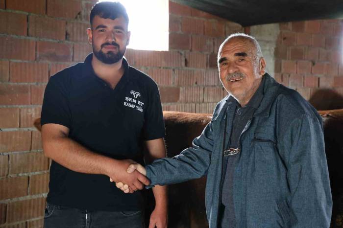 Elazığ’da 75 Yaşındaki Emekli Polisin Kurbanlık Pazarlığı Yüzleri Güldürdü