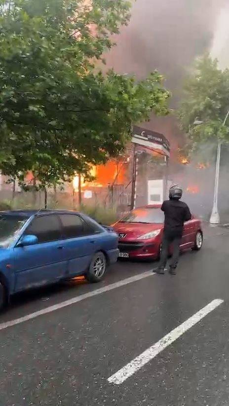 Esenyurt’ta Kafede Yangın Çıktı, Alevler Binaya Ve Markete Sıçradı