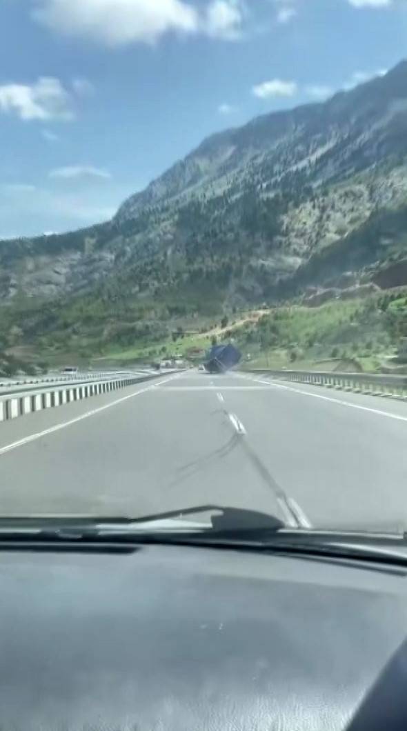 Tır Kazası Cep Telefonu Kamerasına Yansıdı