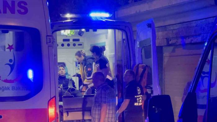 2 Otomobil Kafa Kafaya Çarpıştı: 6 Yaralı