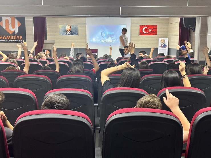 rize-il-saglik-mudurlugu-genclerin-dijital-dunyada-daha-guvenli-ve-bilincli-adimlar-atmasini-saglamak-amaciyla-onemli-bir-egitim-seferberligi-baslatti-4.jpg