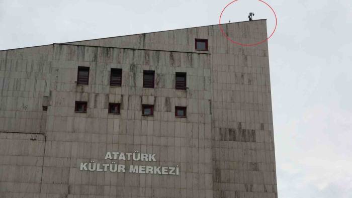 Kültür Merkezinin Çatısına Çıktı, Ekipler 1 Saatlik Çalışmayla İkna Etti