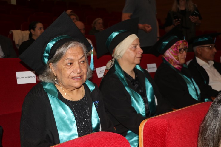 rizede-baslatilan-3-yas-universitesi-ile-50-70-yas-arasi-ogrenciler-diplomalarini-alarak-kep-atti-10.jpg