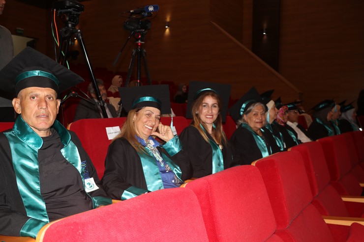 rizede-baslatilan-3-yas-universitesi-ile-50-70-yas-arasi-ogrenciler-diplomalarini-alarak-kep-atti-11.jpg