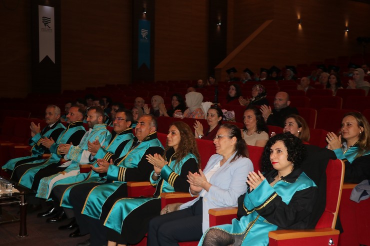 rizede-baslatilan-3-yas-universitesi-ile-50-70-yas-arasi-ogrenciler-diplomalarini-alarak-kep-atti-12.jpg