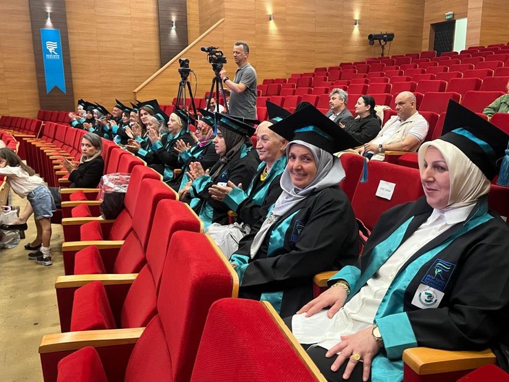 rizede-baslatilan-3-yas-universitesi-ile-50-70-yas-arasi-ogrenciler-diplomalarini-alarak-kep-atti-13.jpg