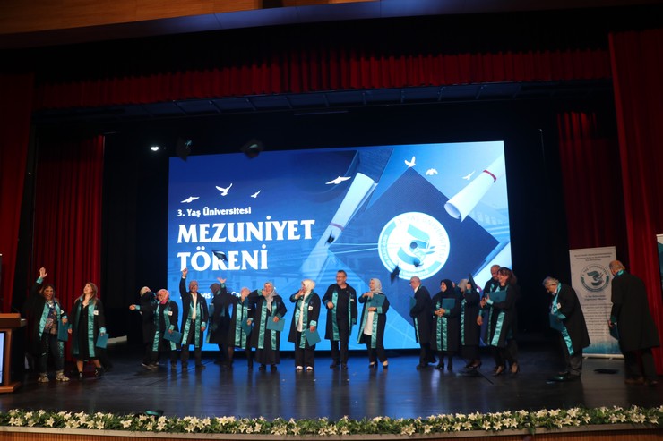 rizede-baslatilan-3-yas-universitesi-ile-50-70-yas-arasi-ogrenciler-diplomalarini-alarak-kep-atti-2.jpg