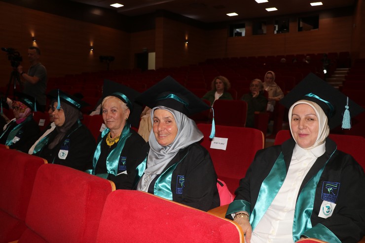 rizede-baslatilan-3-yas-universitesi-ile-50-70-yas-arasi-ogrenciler-diplomalarini-alarak-kep-atti-9.jpg