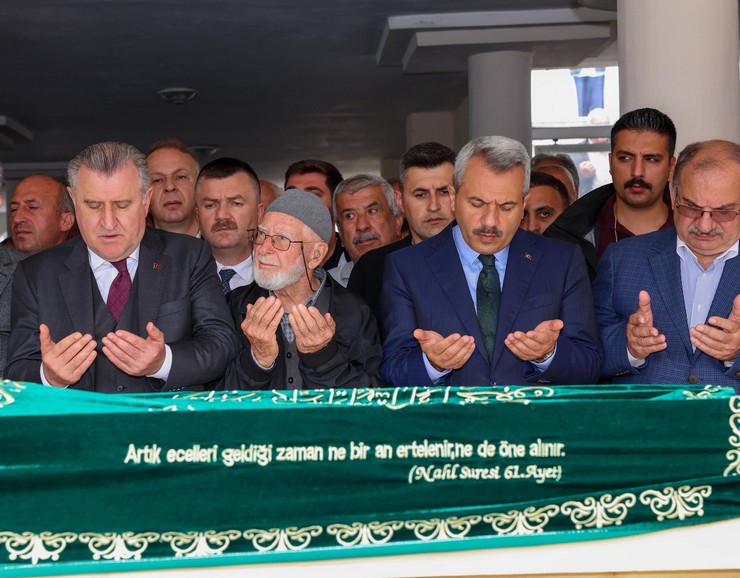 genclik-ve-spor-bakani-osman-askin-bakin-amcasi-memis-bakin-cenazesi-rizenin-pazar-ilcesinde-topraga-verildi-1.jpg