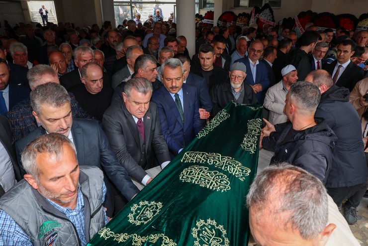 genclik-ve-spor-bakani-osman-askin-bakin-amcasi-memis-bakin-cenazesi-rizenin-pazar-ilcesinde-topraga-verildi-2.jpg