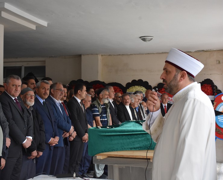 genclik-ve-spor-bakani-osman-askin-bakin-amcasi-memis-bakin-cenazesi-rizenin-pazar-ilcesinde-topraga-verildi-4.jpg