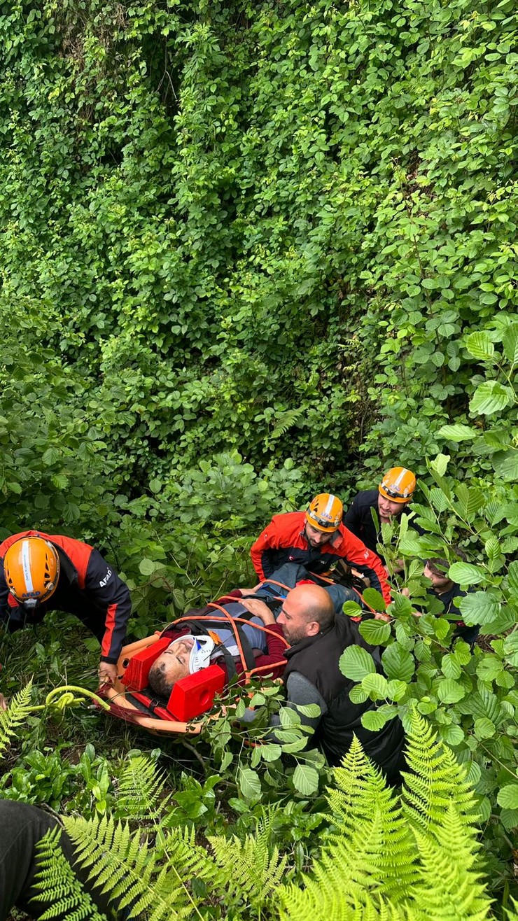 rizenin-merkez-karayemis-koyunde-dik-caylik-araziden-yuvarlanarak-dereye-dusen-bir-vatandas-afad-jandarma-ve-112-acil-saglik-ekiplerinin-hizli-ve-koordineli-mudahal-3.jpg