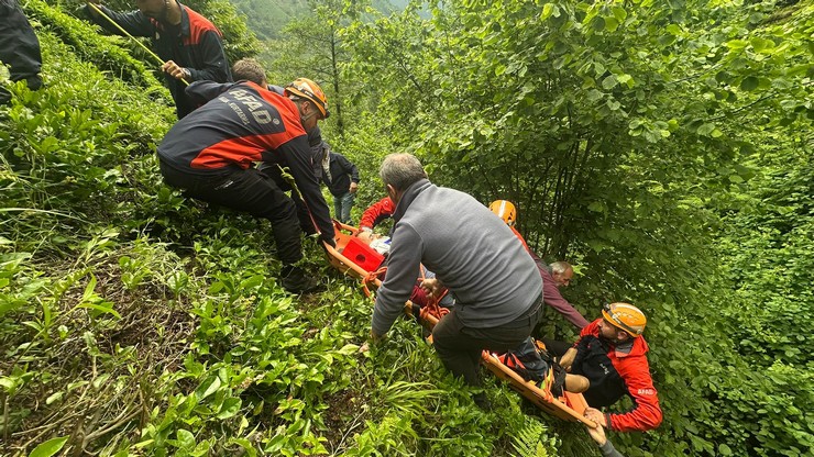 rizenin-merkez-karayemis-koyunde-dik-caylik-araziden-yuvarlanarak-dereye-dusen-bir-vatandas-afad-jandarma-ve-112-acil-saglik-ekiplerinin-hizli-ve-koordineli-mudahal.jpg