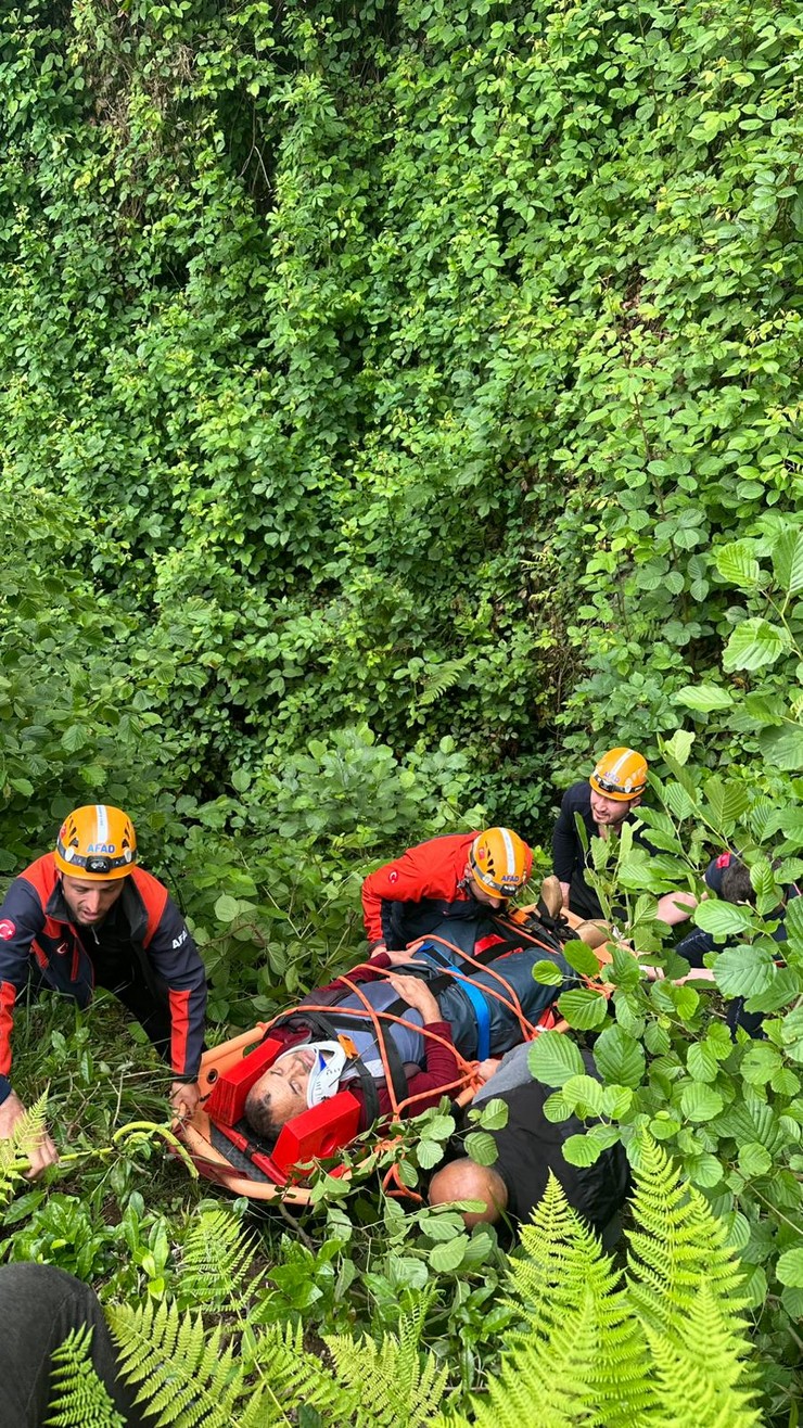 rizenin-merkez-karayemis-koyunde-dik-caylik-araziden-yuvarlanarak-dereye-dusen-bir-vatandas-afad-jandarma-ve-112-acil-saglik-ekiplerinin-hizli-ve-koordineli-mudahales-1.jpg