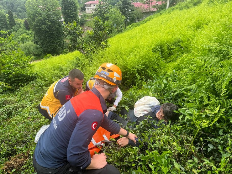 rizenin-ardesen-ilcesine-bagli-yayla-mahallesinde-caylik-alanda-ot-temizligi-yaparken-yuvarlanarak-yaralanan-69-yasindaki-s-o-afad-ve-112-acil-saglik-ekiplerinin-hiz.jpg