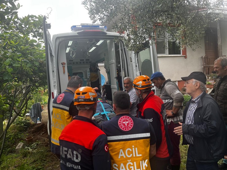 rizenin-ardesen-ilcesine-bagli-yayla-mahallesinde-caylik-alanda-ot-temizligi-yaparken-yuvarlanarak-yaralanan-69-yasindaki-s-o-afad-ve-112-acil-saglik-ekiplerinin-hizli-1.jpg