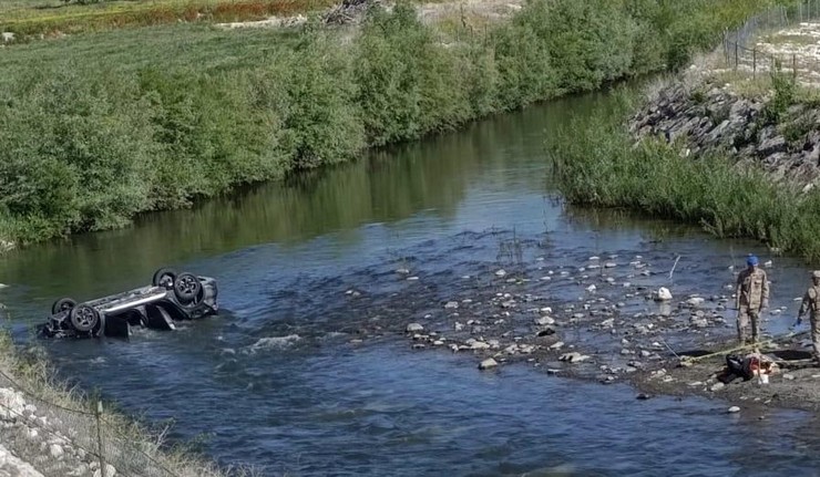 erzurumda-dereye-ucan-aractaki-anne-baba-ve-cocuklari-oldu-2.jpg
