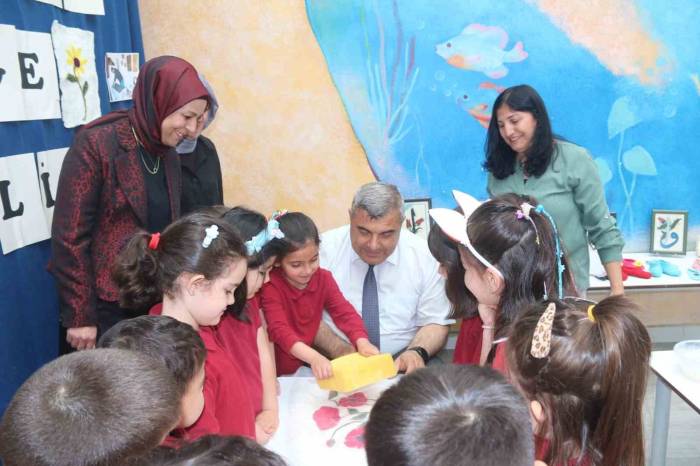 Afyonkarahisar’da Minik Eller Keçeye Hayat Verdi