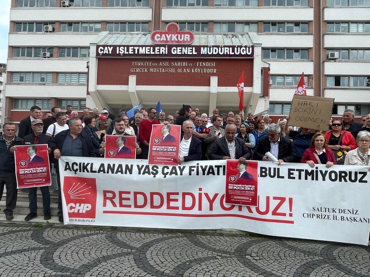 cumhuriyet-halk-partisi-chp-rize-il-baskani-saltuk-deniz-caykur-genel-mudurlugu-onunde-yaptigi-basin-aciklamasiyla-cay-ureticilerinin-yillardir-suregelen-sorunlarina-d-1.jpg
