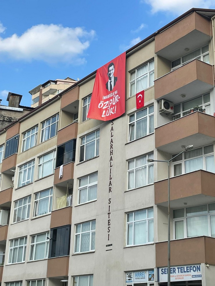 rizede-imamogluna-ozgurluk-pankarti-sessiz-destek-sessiz-mesaj-1.jpg