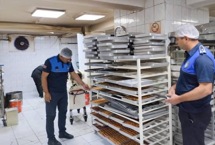 Zabıta Ekipleri Tatlı İmalathanelerinde Denetimlerini Sürdürüyor