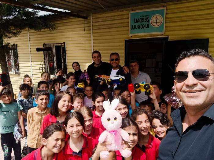 ’oyuncak Kumbarası’ Çocukların Yüzünü Güldürdü