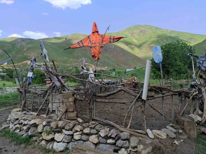 Batmanlı Besicileri Kurt Ve Ayı Korkusundan Hayvanlarını Korumak İçin Ağıllara Korkuluk Asıyor