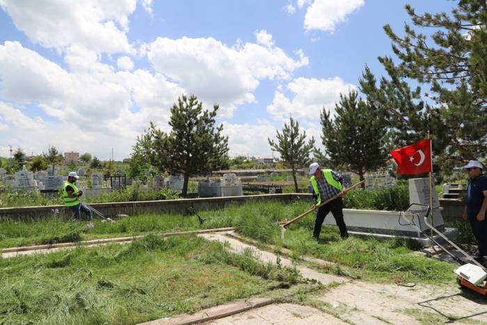 Ardahan’da Bayram Öncesi Cami Ve Mezarlıklar Temizleniyor