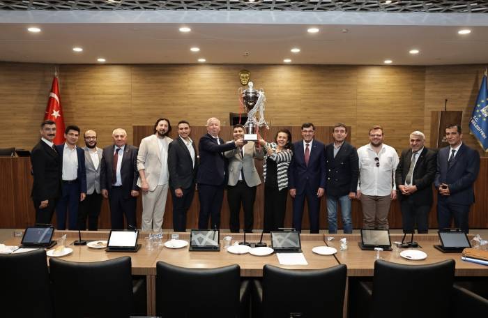 Belediye Meclisi’ne Basketbol Takımının Şampiyonluğun Simgesi Olan Kupa Damgası Vurdu