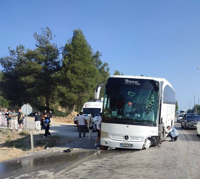 Burdur-antalya Yolunda Refüje Çıkan Yolcu Otobüsü Direğe Çarptı: 6 Yaralı