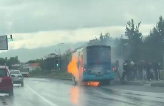 Otobüs Bir Anda Alev Aldı, Yolcular Panikle Kaçtı