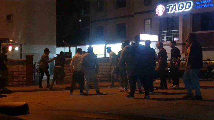 Karabük’te ’omuz Atma’ Kavgasında Istaka, Tekme Ve Yumruklar Havada Uçuştu
