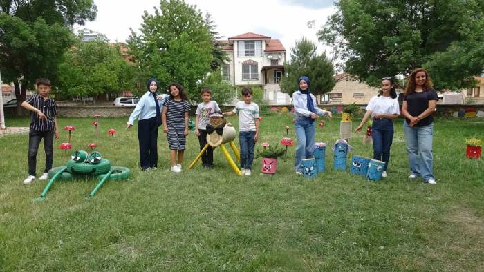 Kuruçay Ortaokulu Bahçesi Öğretmen Ve Öğrencilerin Emeğiyle Güzelleşti