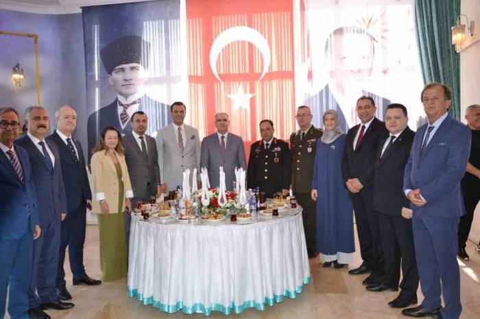 Manisa’da Resmi Bayramlaşma Töreni Yapıldı