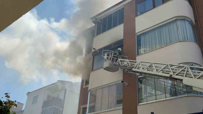 Muğla’da Ev Yangını: Mahsur Kalan 1 Kişi Kurtarıldı