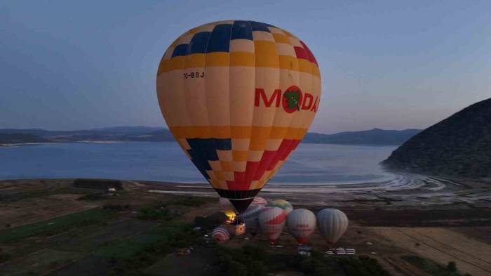 Salda Gölü’nde Sezon Açıldı, Balonlarla Gökyüzü Masalı Bayram Coşkusuna Eşlik Edecek