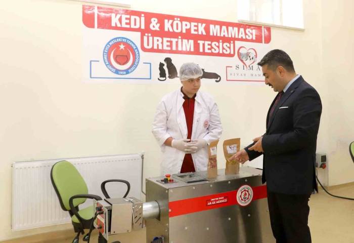 Sivas’ta Atık Gıdalar Mamaya Dönüşüyor