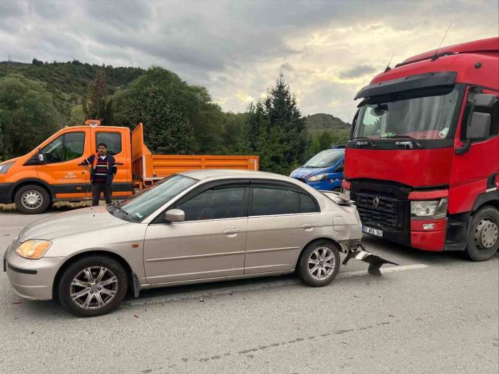 Tır Otomobile Arkadan Çarptı, 2’i Çocuk 3 Kişi Yaralandı