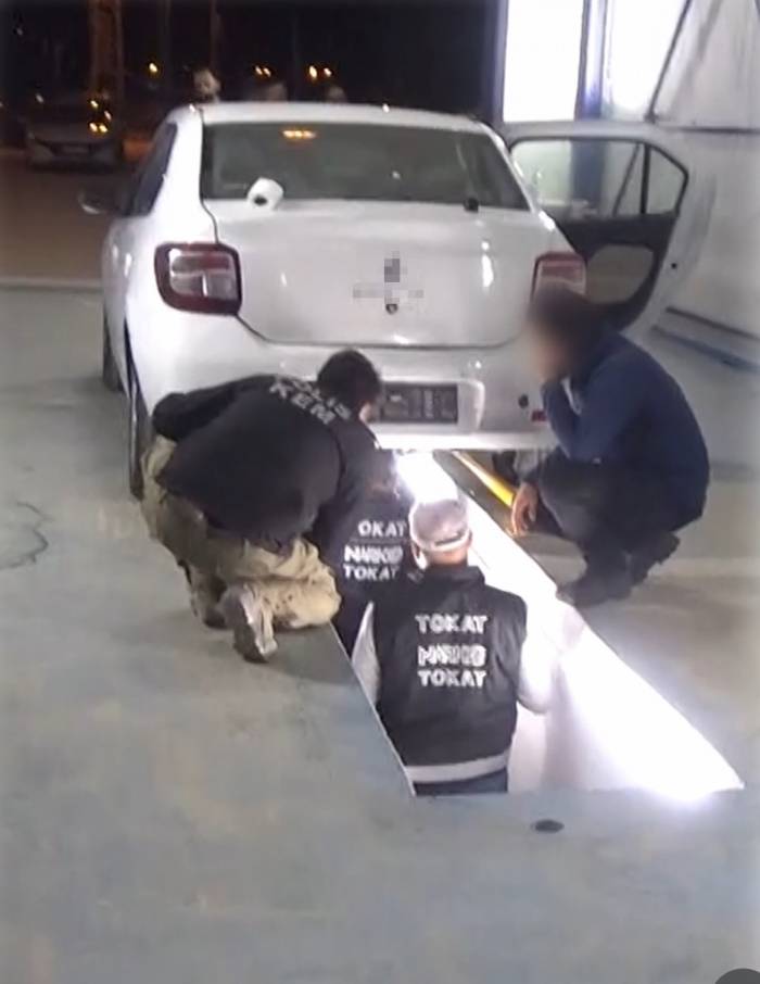 Kamyonun İçerisindeki Otomobile Gizlediler, Narkotik Köpeğinden Kaçamadılar
