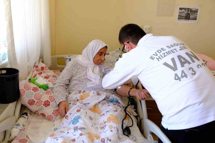 Van’da Bayram Öncesi Huzurevi Sakinlerine Sağlık Hizmeti