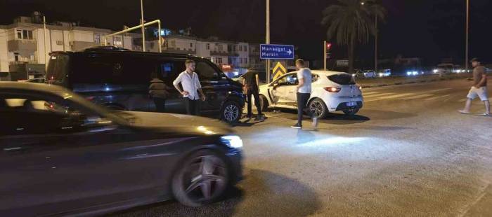 Kırmızı Işık İhlali Yapan Tur Minibüsü Otomobile Çarptı