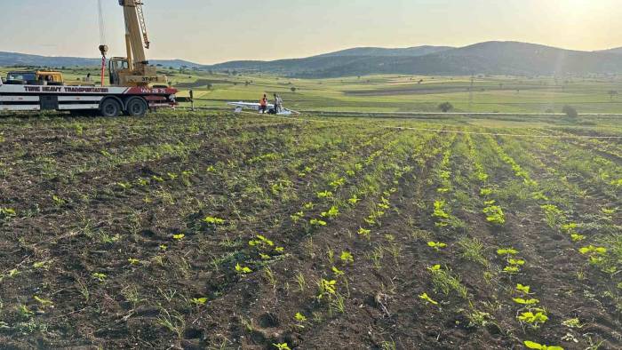 Bilecik’te Düşen Uçak, Vinç Yardımıyla Kaldırıldı