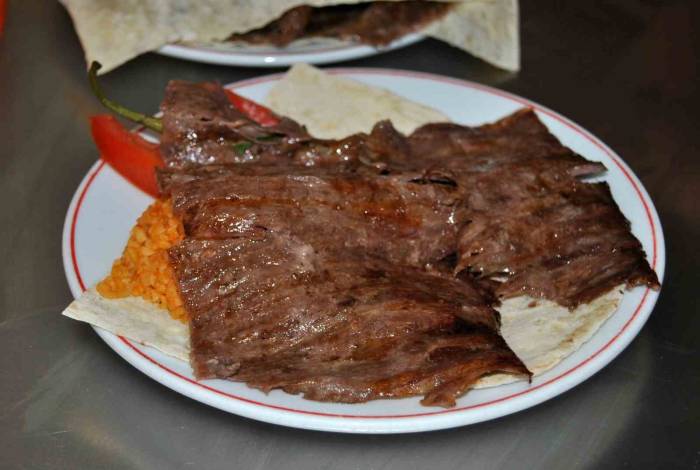 Erzincan’da Bayram Öncesi İnsan Yoğunluğunu Fırsat Bilen Lokantacı Esnafı Dönere Zam Yaptı